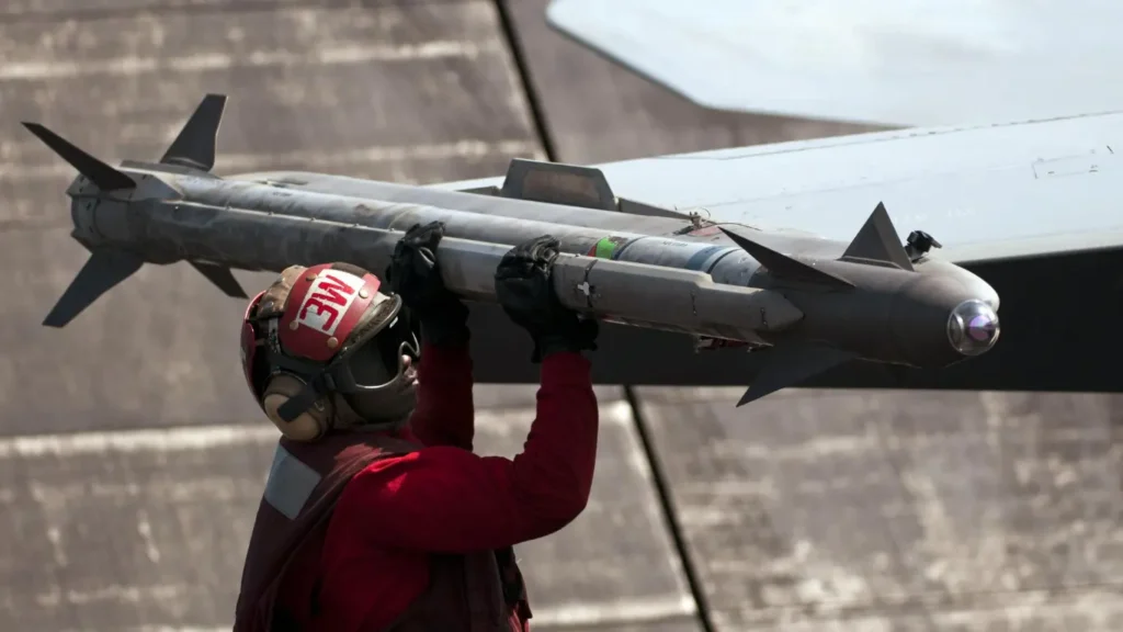 Raytheon को अमेरिकी नौसेना से 1.1 अरब डॉलर का करार मिला है। कंपनी AIM-9X Block II एयर-टू-एयर मिसाइलों का उत्पादन करेगी।