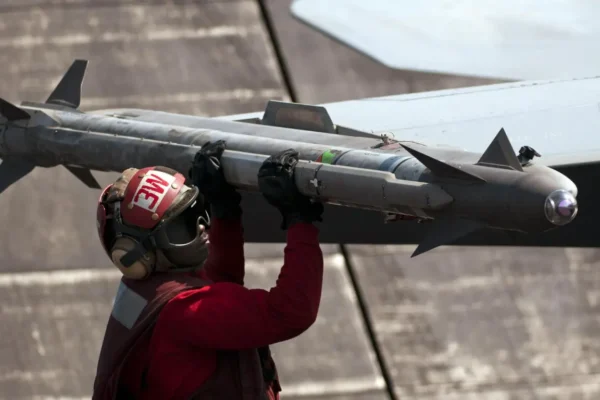 Raytheon को अमेरिकी नौसेना से 1.1 अरब डॉलर का करार मिला है। कंपनी AIM-9X Block II एयर-टू-एयर मिसाइलों का उत्पादन करेगी।