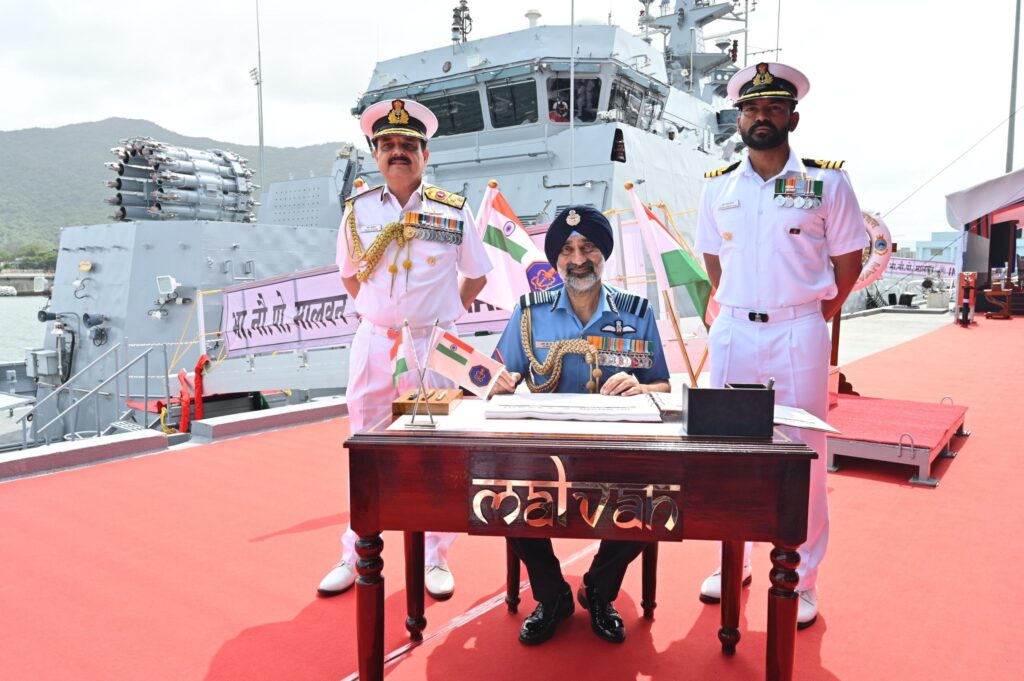 INS Malvan Indian Navy का स्वदेशी Mahe-class Anti-Submarine Warfare Shallow Water Craft करवार में कमीशनिंग के दौरान।