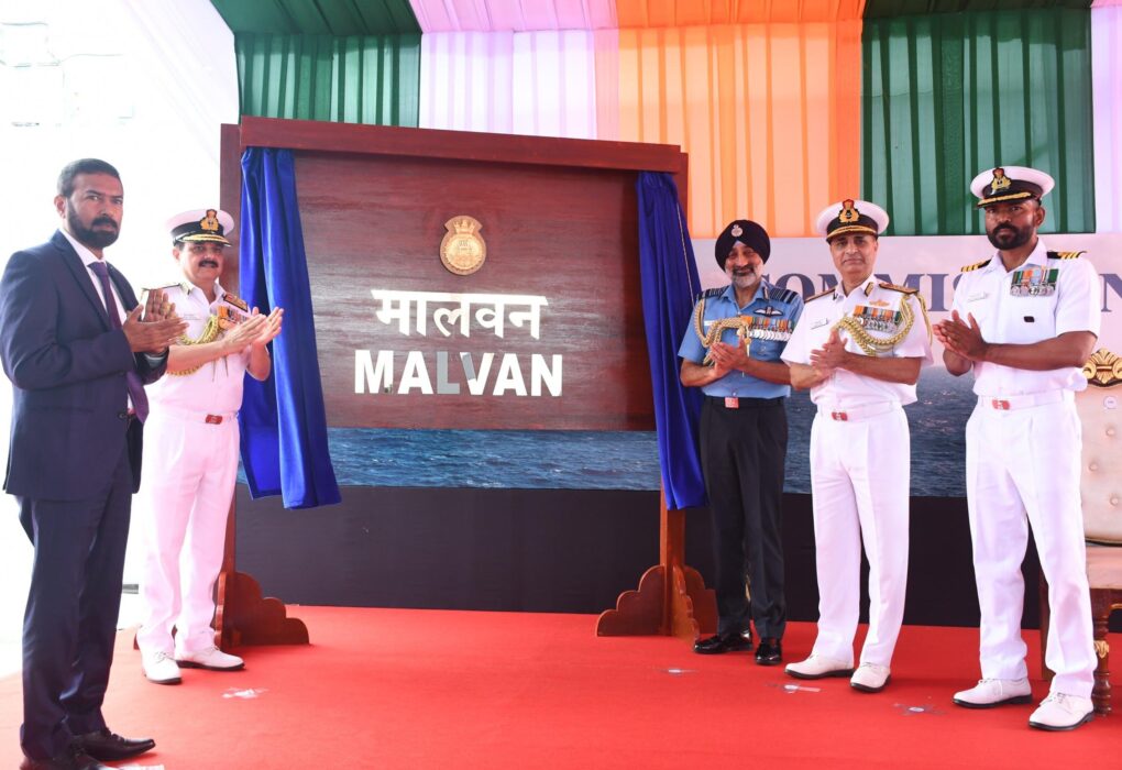 INS Malvan Indian Navy का स्वदेशी Mahe-class Anti-Submarine Warfare Shallow Water Craft करवार में कमीशनिंग के दौरान।