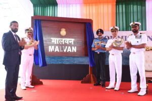 INS Malvan Indian Navy का स्वदेशी Mahe-class Anti-Submarine Warfare Shallow Water Craft करवार में कमीशनिंग के दौरान।