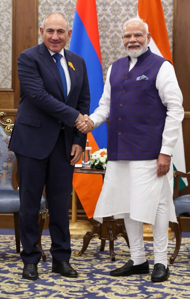 PM Narendra Modi ने निकोल पाशिन्यान से मुलाकात कर भारत-आर्मेनिया रक्षा, व्यापार, फार्मा और शिक्षा सहयोग बढ़ाने पर चर्चा की।