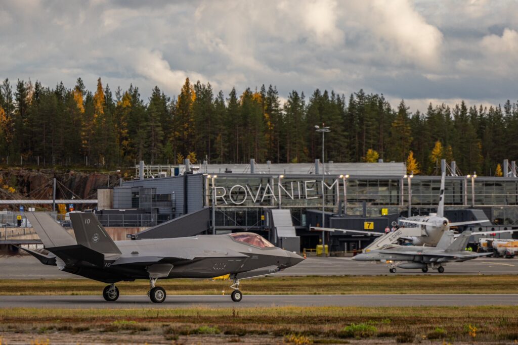 Finland को मिले पहले दो F-35A लड़ाकू विमान, JF-510 और JF-512 रोवानिएमी पहुंचे