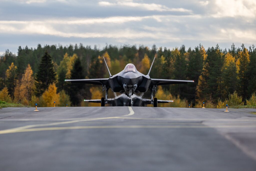 Finland को मिले पहले दो F-35A लड़ाकू विमान, JF-510 और JF-512 रोवानिएमी पहुंचे