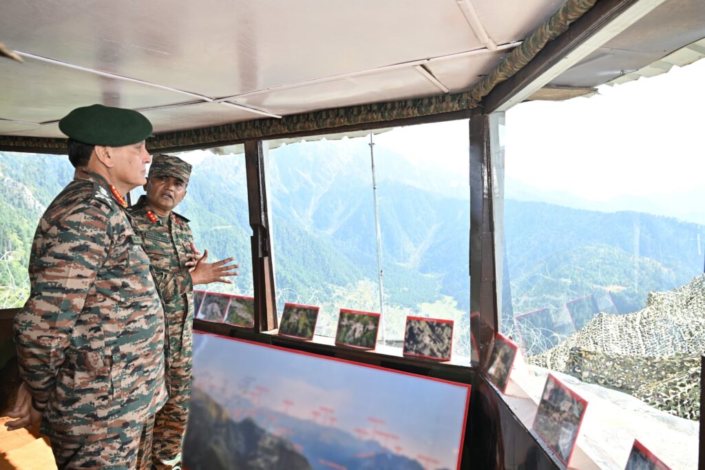 LoC पर सेना की तैयारियों का जायजा लेने पहुंचे General Dhiraj Seth,चिनार कॉर्प्स के अग्रिम इलाकों का किया दौरा