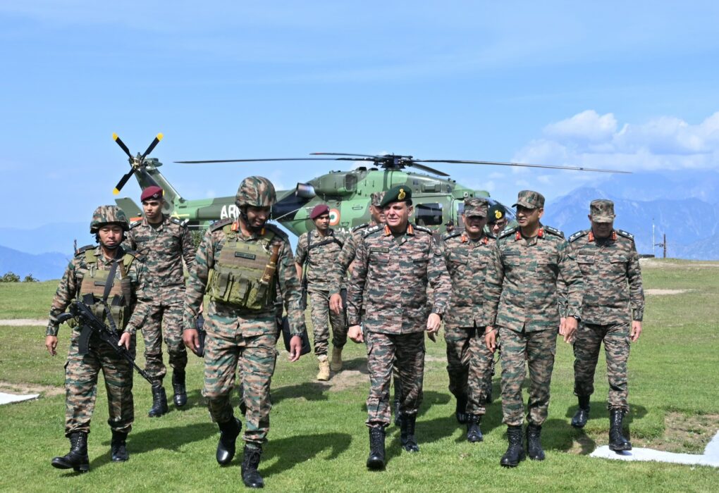 LoC पर सेना की तैयारियों का जायजा लेने पहुंचे General Dhiraj Seth,चिनार कॉर्प्स के अग्रिम इलाकों का किया दौरा