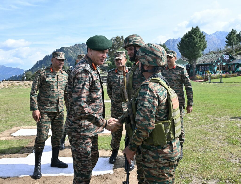 LoC पर सेना की तैयारियों का जायजा लेने पहुंचे General Dhiraj Seth,चिनार कॉर्प्स के अग्रिम इलाकों का किया दौरा