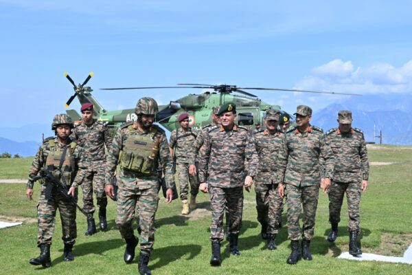 LoC पर सेना की तैयारियों का जायजा लेने पहुंचे General Dhiraj Seth,चिनार कॉर्प्स के अग्रिम इलाकों का किया दौरा