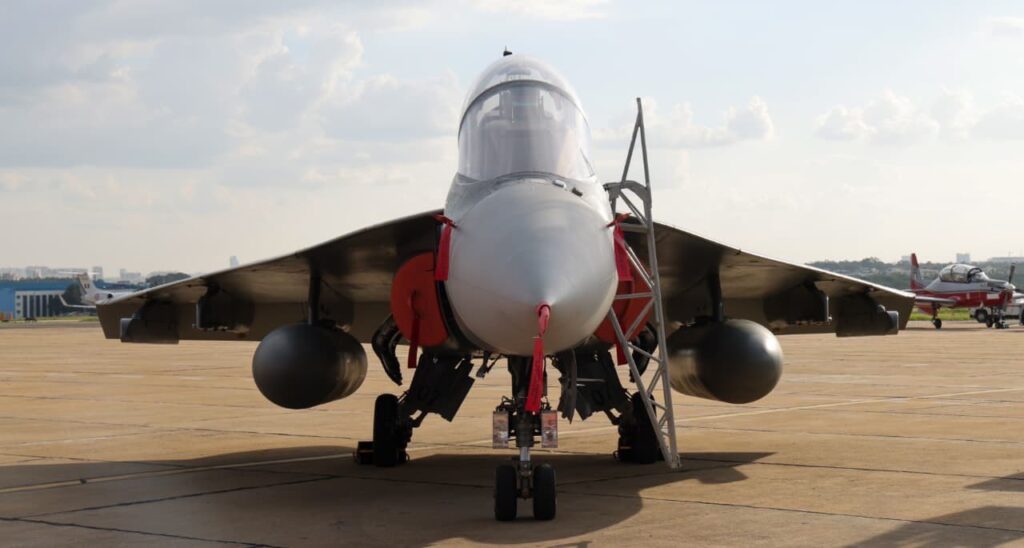 HAL ने IAF को सौंपे तेजस के अंतिम 2 FOC ट्रेनर, HTT-40 और ध्रुव NG की भी डिलीवरी