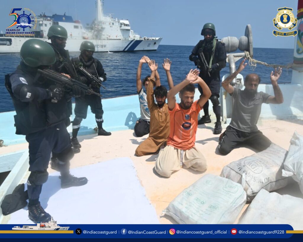Indian Coast Guard ने अरब सागर में ₹3,000 करोड़ से अधिक की हेरोइन और मेथामफेटामाइन ज़ब्त की, 5 पाकिस्तानी गिरफ्तार