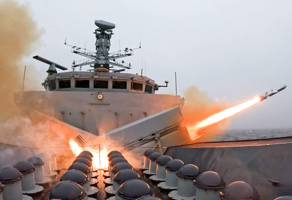 Britain की Royal Navy ने पहली बार ऑपरेशनल NSM और Sea Venom मिसाइलों की लाइव फायरिंग की