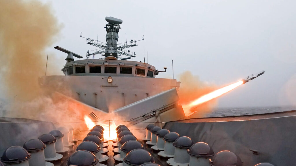 Britain की Royal Navy ने पहली बार ऑपरेशनल NSM और Sea Venom मिसाइलों की लाइव फायरिंग की