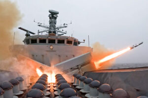 Britain की Royal Navy ने पहली बार ऑपरेशनल NSM और Sea Venom मिसाइलों की लाइव फायरिंग की
