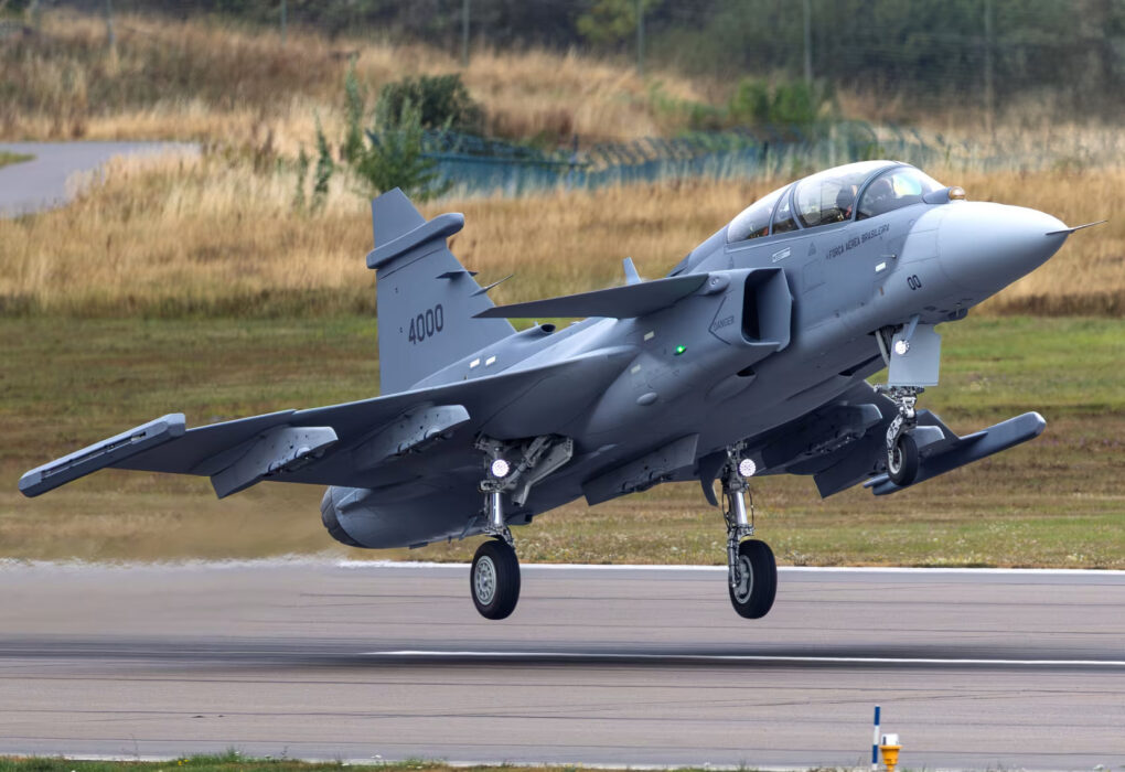 Saab के Gripen F ने भरी पहली उड़ान, ब्राजील के दो-सीटर लड़ाकू विमान कार्यक्रम ने हासिल की बड़ी उपलब्धि