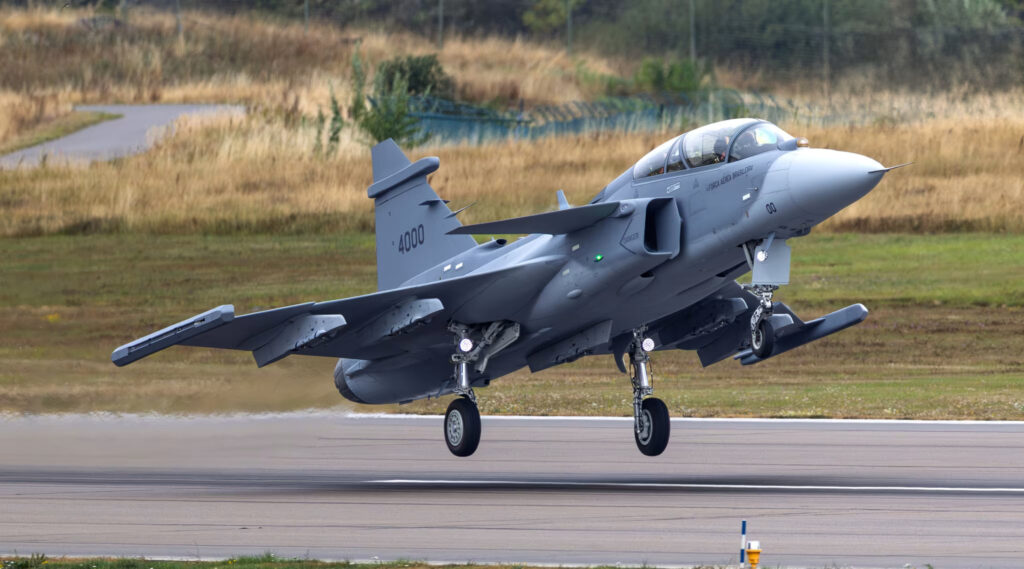 Saab के Gripen F ने भरी पहली उड़ान, ब्राजील के दो-सीटर लड़ाकू विमान कार्यक्रम ने हासिल की बड़ी उपलब्धि