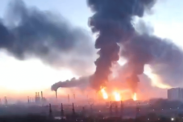 Ukraine का Moscow पर बड़ा Drone Attack,ऑयल रिफाइनरी को निशाना; Russia में 2 लोगों की मौत