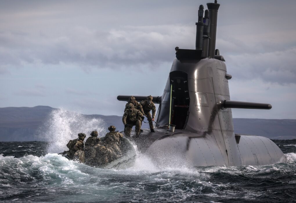 Scotland में German submarine से उतरे British Commandos, पुर्तगाली युद्धपोत से किया लाइव फायरिंग अभ्यास