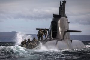 Scotland में German submarine से उतरे British Commandos, पुर्तगाली युद्धपोत से किया लाइव फायरिंग अभ्यास