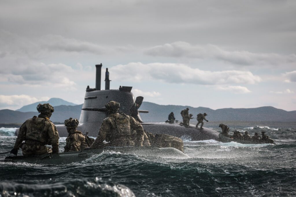 Scotland में German submarine से उतरे British Commandos, पुर्तगाली युद्धपोत से किया लाइव फायरिंग अभ्यास