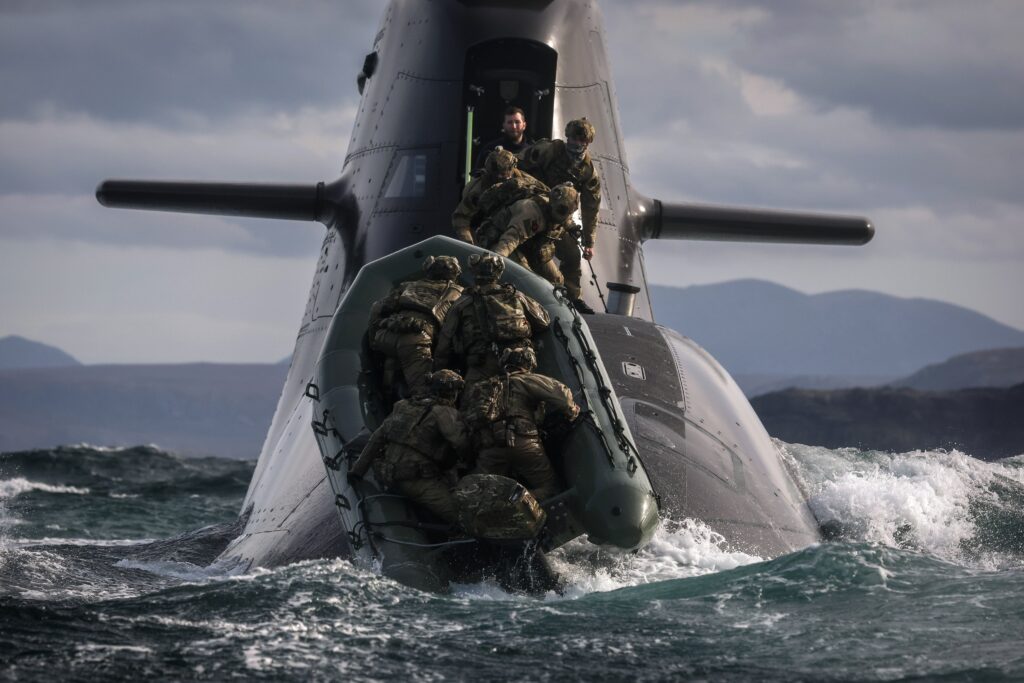Scotland में German submarine से उतरे British Commandos, पुर्तगाली युद्धपोत से किया लाइव फायरिंग अभ्यास