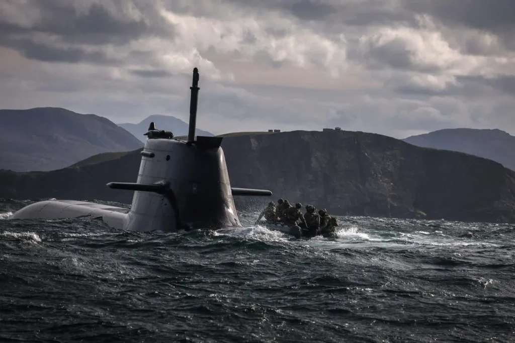 Scotland में German submarine से उतरे British Commandos, पुर्तगाली युद्धपोत से किया लाइव फायरिंग अभ्यास