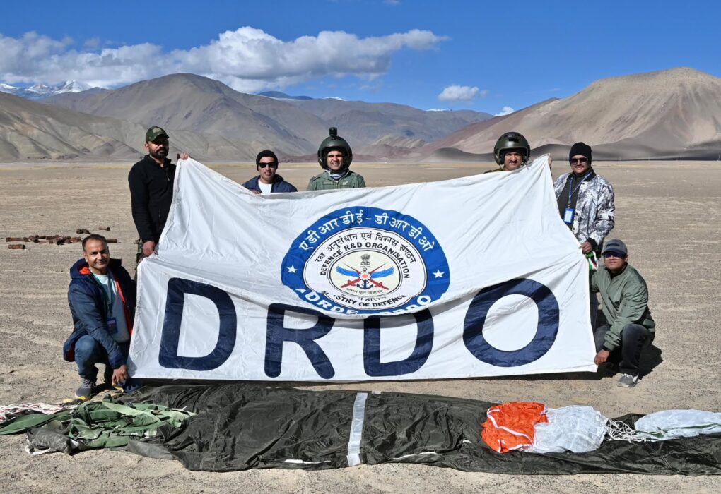 DRDO ने 16,000 फीट की ऊंचाई से स्वदेशी AHAP पैराशूट सिस्टम का सफल लाइव जंप परीक्षण किया