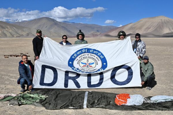 DRDO ने 16,000 फीट की ऊंचाई से स्वदेशी AHAP पैराशूट सिस्टम का सफल लाइव जंप परीक्षण किया