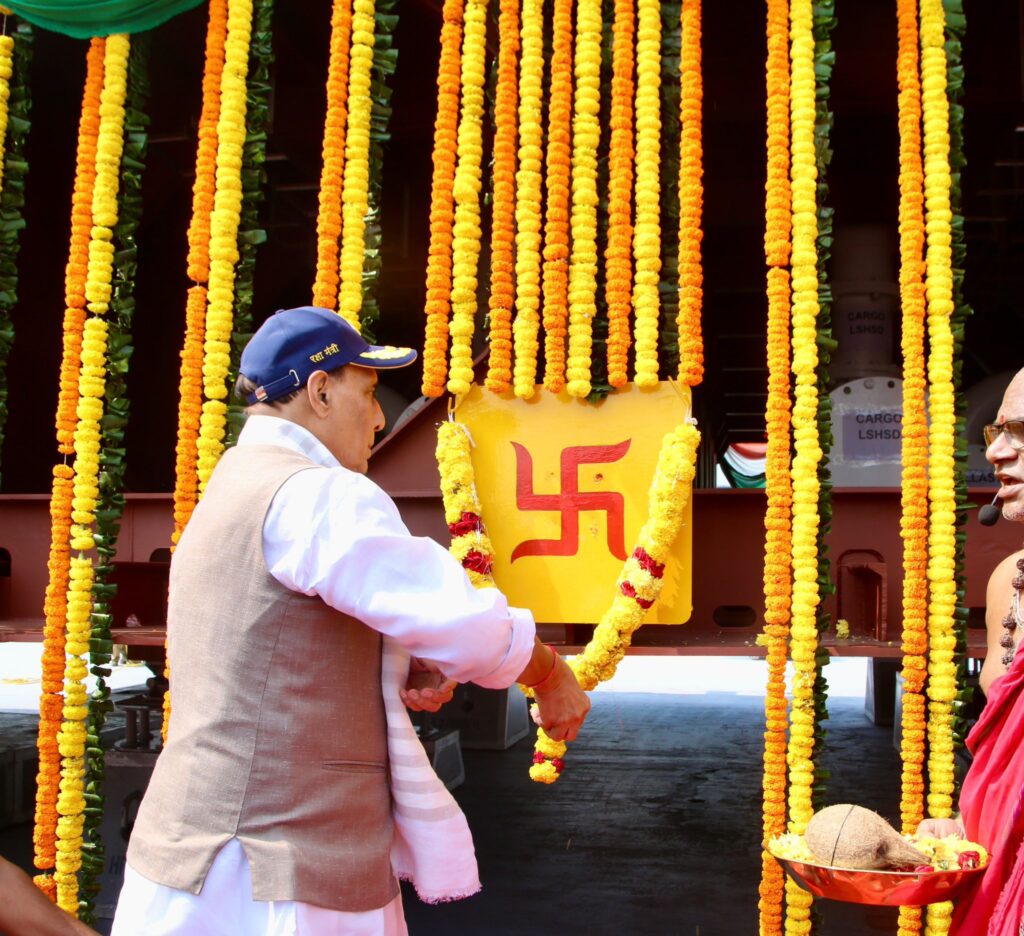 Rajnath Singh ने एचएसएल में भारत का पहला स्वदेशी Fleet Support Ship लॉन्च किया, FSS-5 की रखी नींव