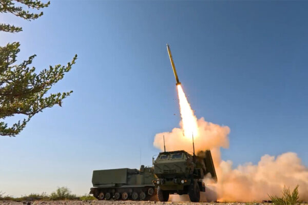 अमेरिकी सेना ने उड़ान के दौरान GMLRS रॉकेट का लक्ष्य बदला, चलते हुए टारगेट को किया नष्ट