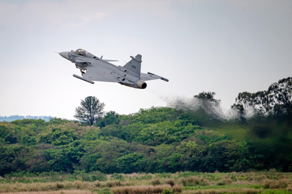 ब्राजील में Embraer द्वारा निर्मित पहले Gripen E ने भरी पहली उड़ान