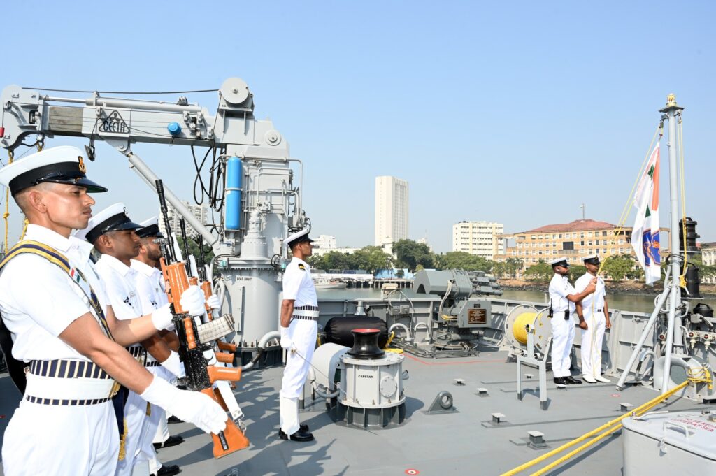 भारतीय नौसेना में शामिल हुआ INS Mangrol, जानें ASW-SWC युद्धपोत की खासियतें
