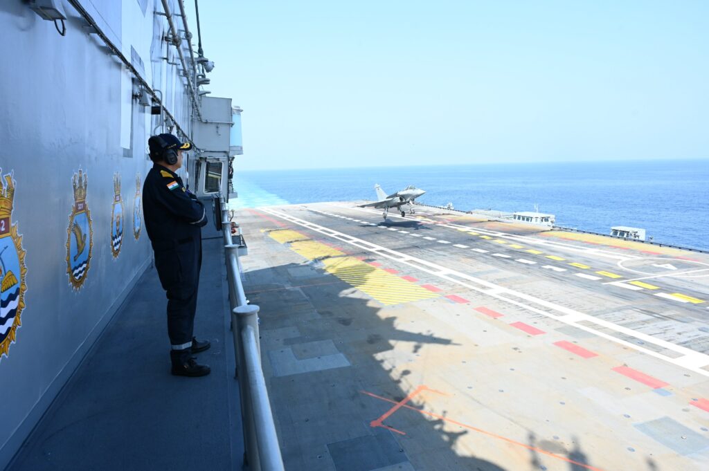INS Vikrant पर पहली बार उतरा Rafale Marine Fighter Jet, Indian Navy के परीक्षण शुरू