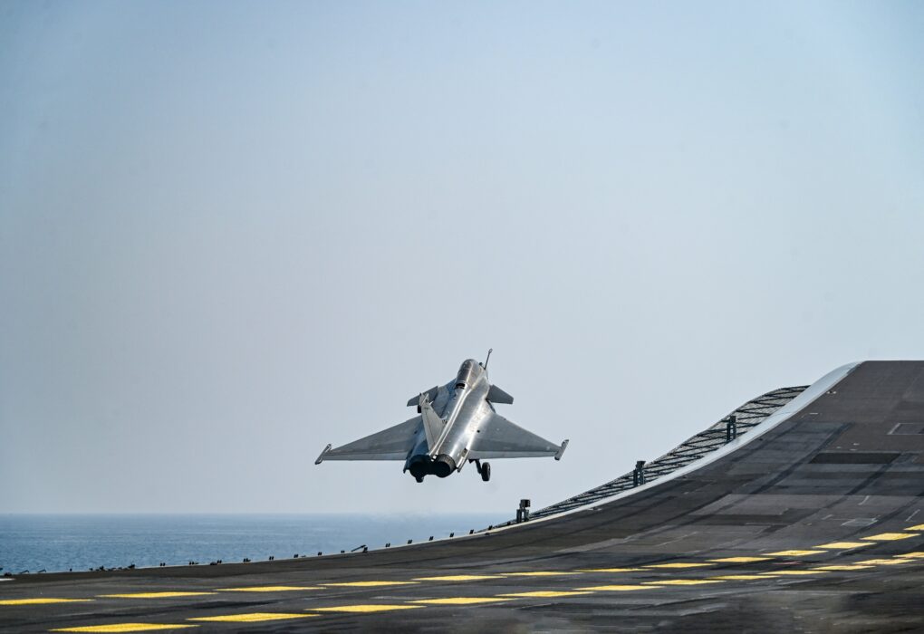 INS Vikrant पर पहली बार उतरा Rafale Marine Fighter Jet, Indian Navy के परीक्षण शुरू
