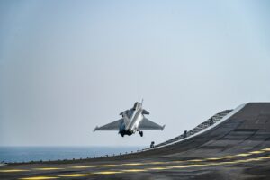 INS Vikrant पर पहली बार उतरा Rafale Marine Fighter Jet, Indian Navy के परीक्षण शुरू