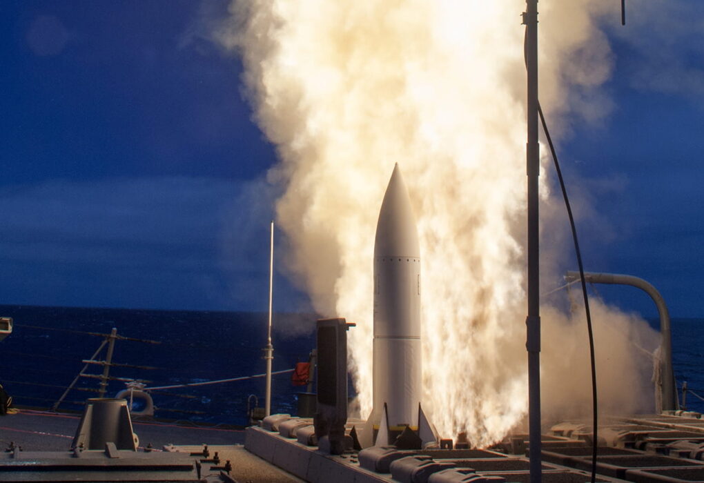 US Navy के SM-6 इंटरसेप्टर बनाने के लिए Raytheon को मिला 24.4 अरब डॉलर तक का कॉन्ट्रैक्ट