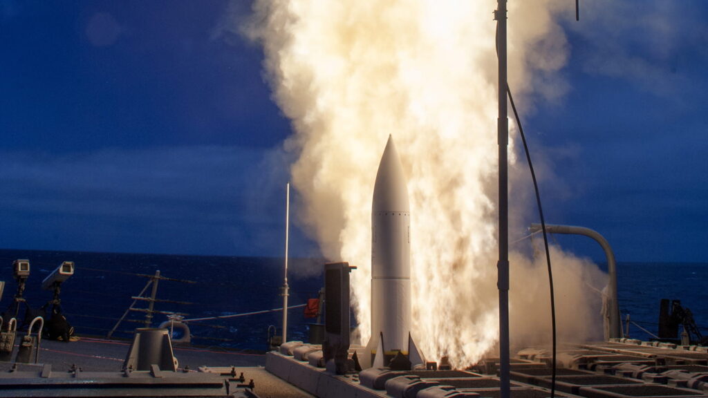 US Navy के SM-6 इंटरसेप्टर बनाने के लिए Raytheon को मिला 24.4 अरब डॉलर तक का कॉन्ट्रैक्ट