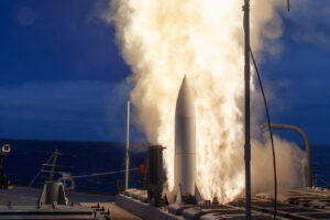 US Navy के SM-6 इंटरसेप्टर बनाने के लिए Raytheon को मिला 24.4 अरब डॉलर तक का कॉन्ट्रैक्ट