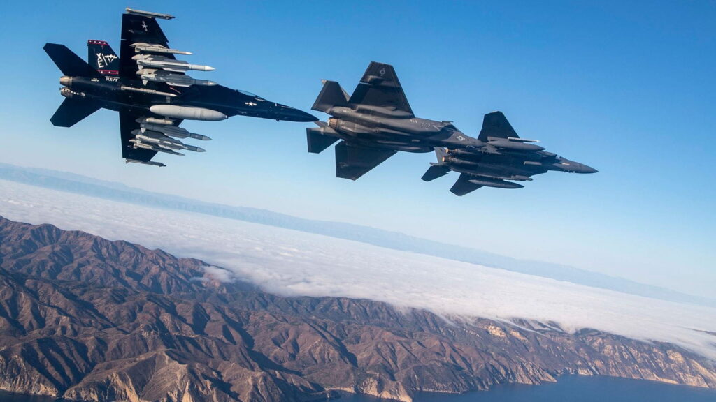 US Navy के SM-6 इंटरसेप्टर बनाने के लिए Raytheon को मिला 24.4 अरब डॉलर तक का कॉन्ट्रैक्ट