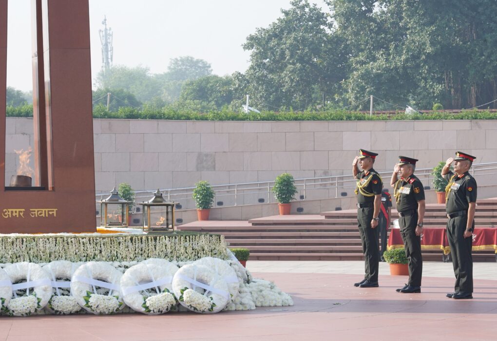 Shaurya Diwas 2026: राष्ट्रीय युद्ध स्मारक पर CDS General NS Raja Subramani ने शहीदों को दी श्रद्धांजलि