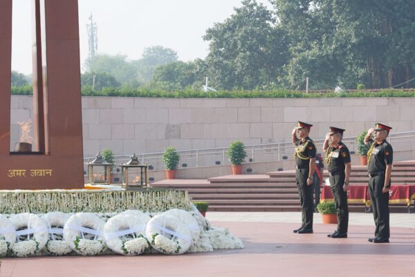 Shaurya Diwas 2026: राष्ट्रीय युद्ध स्मारक पर CDS General NS Raja Subramani ने शहीदों को दी श्रद्धांजलि